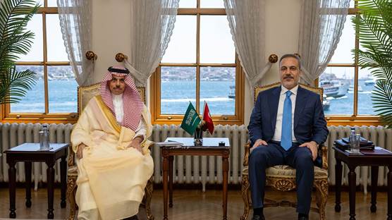 Türkiye Dışişleri Bakanı Hakan Fidan (sağda), Suudi Arabistan Dışişleri Bakanı Faisal bin Farhan Al-Saud (solda) ile İstanbul Dolmabahçe çalışma ofisinde bir araya geldi. / AA