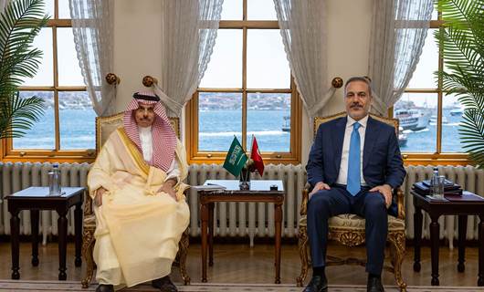 Türkiye Dışişleri Bakanı Hakan Fidan (sağda), Suudi Arabistan Dışişleri Bakanı Faisal bin Farhan Al-Saud (solda) ile İstanbul Dolmabahçe çalışma ofisinde bir araya geldi. / AA