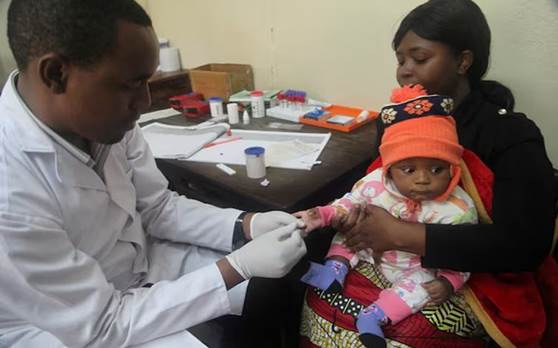 منداڵێک بە ڤاکسینی مەلاریا دەکوترێت. وێنە: Reuters