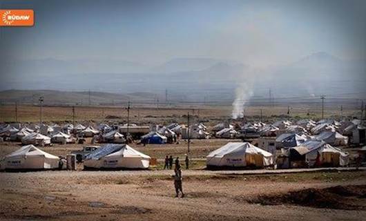 Aid workers: more air drops needed in Iraq for refugees in remote places