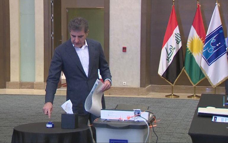 Kurdistan Region President Nechirvan Barzani casts his vote in the Region's parliamentary election in Erbil on October 20, 2024. Photo: Rudaw