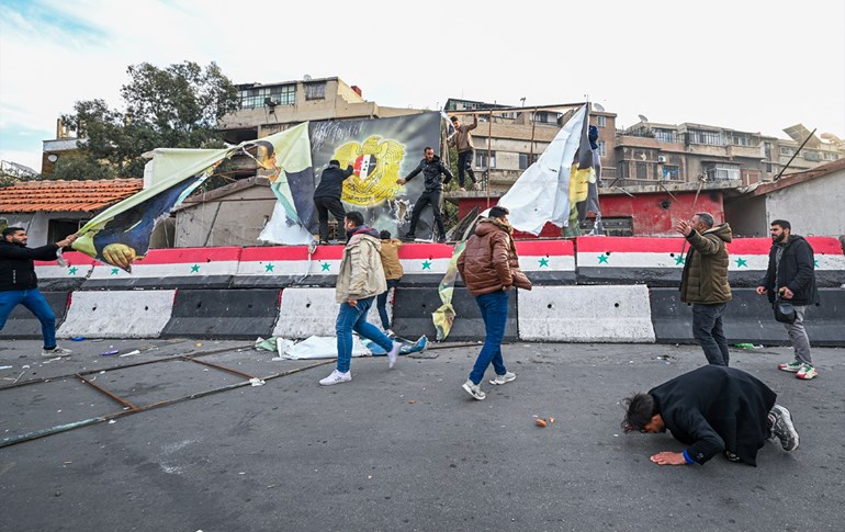 کەسێک لەدوای کەوتنی بەشار ئەسەد، لە گۆڕەپانی ئومەوییوونی دیمەشق سوجدەی شوکرد دەدبات. وێنە: AFP